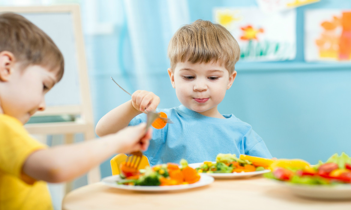 criancas-comendo-alimentos-saudaveis