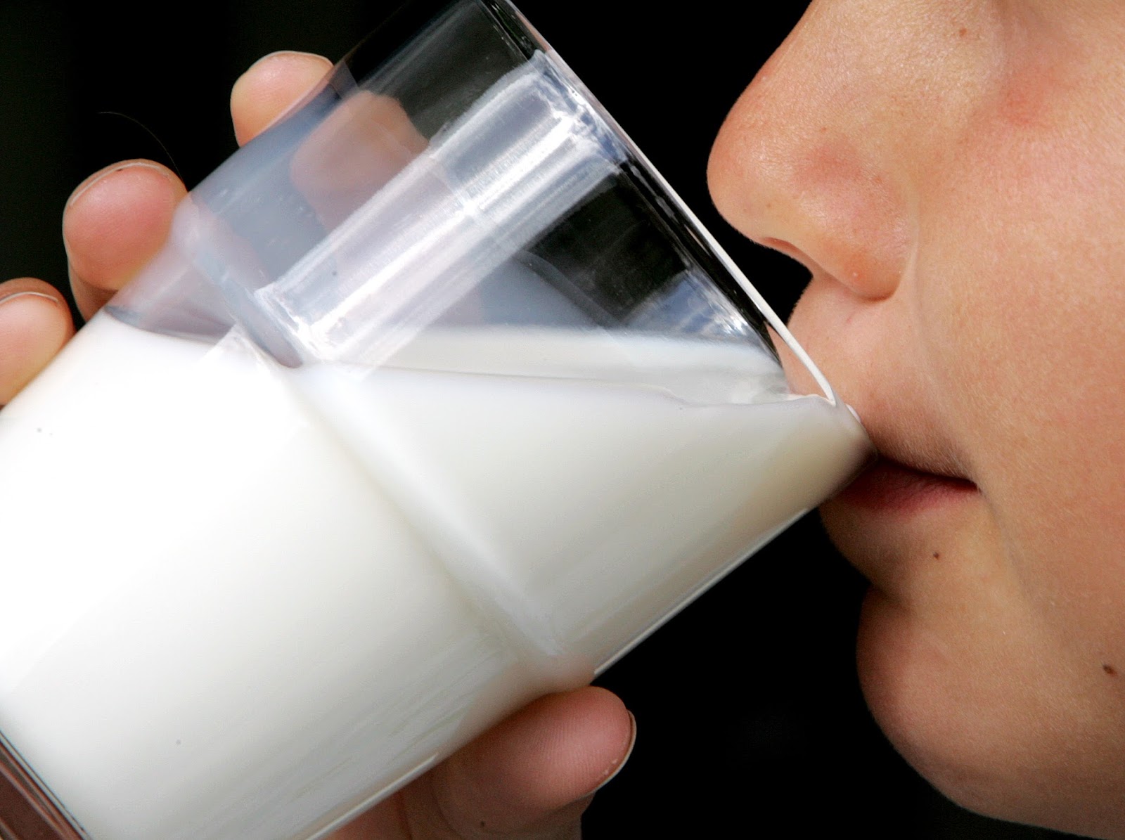 Заболевание через молоко. Запах молока. Плохое молоко. Заболевания через молоко. Болезни передающиеся через молоко.
