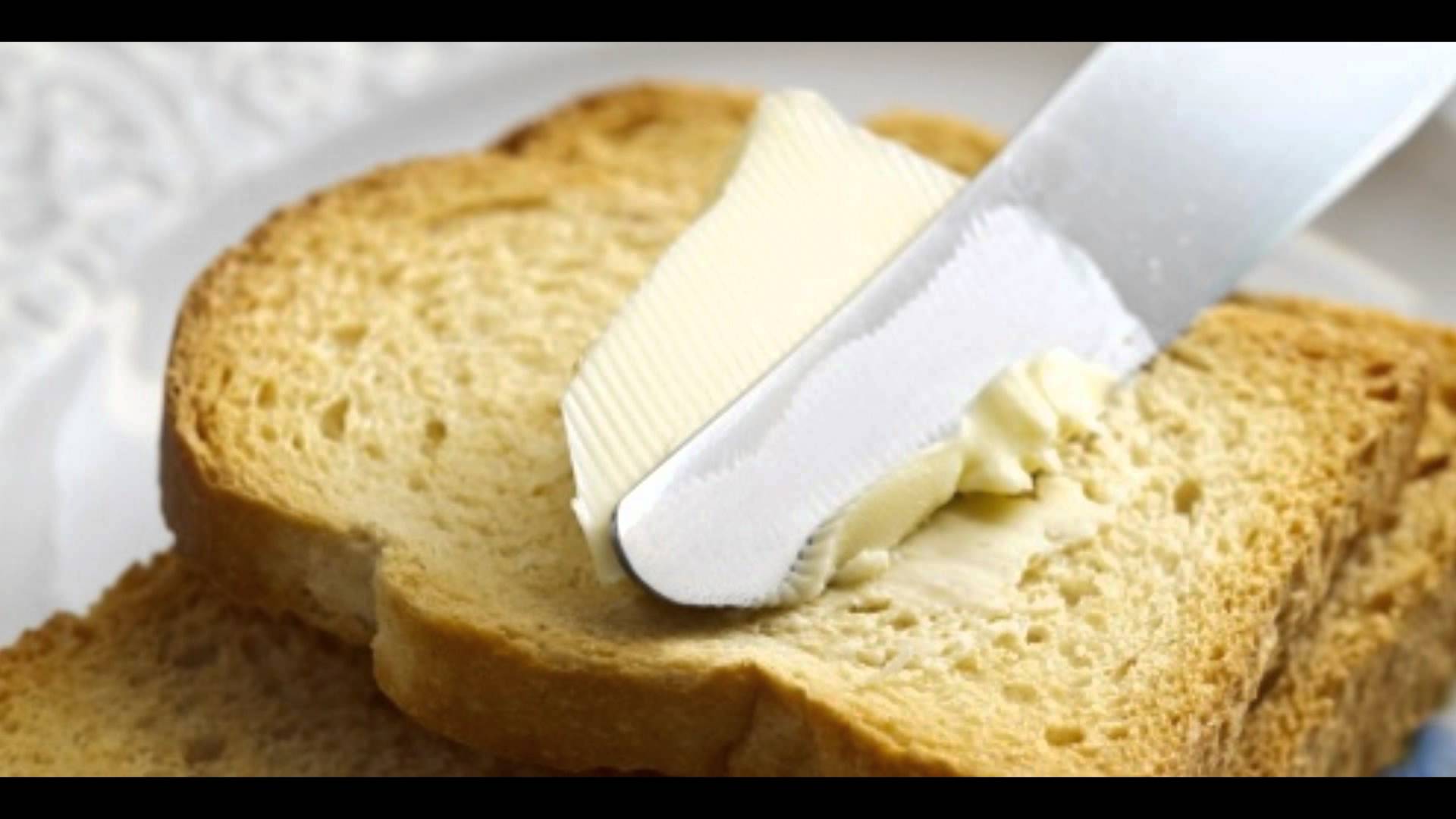 Сливочное масло девочка. Бутерброд с маслом. Хлеб с маслом. Бутерброд со сливочным маслом. Бутерброд хлеб с маслом.