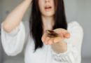 Queda de cabelo: veja causas e o que ela diz sobre sua saúde