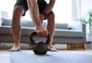 Treinar musculação sem tênis: benefício ou risco? Especialistas respondem
