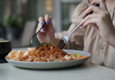 Jantar mais cedo ajuda a emagrecer? O que diz a ciência