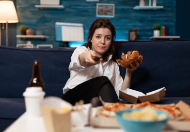 Comer à noite engorda mais? Entenda se a preocupação faz sentido