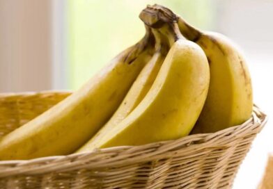 Truque simples ajuda a banana a durar mais tempo sem escurecer; veja como fazer