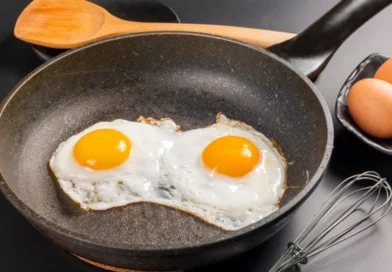 Aprenda a fazer ovo frito perfeito com gema mole e borda crocante