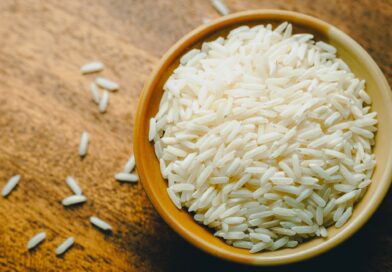 Lavar o arroz faz bem ou mal? A ciência explica o que é o pó branco do grão