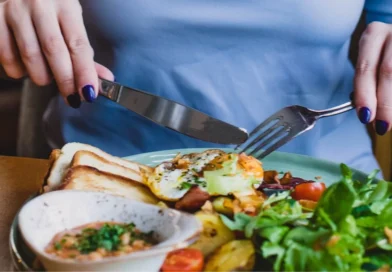 Comer rápido engorda? Como distrações podem levar ao excesso