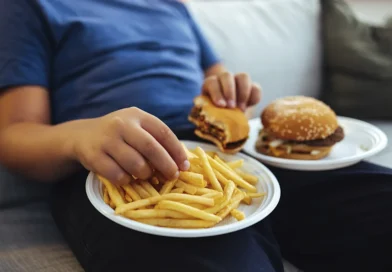 Compulsão alimentar está ligada a ultraprocessados, indica estudo