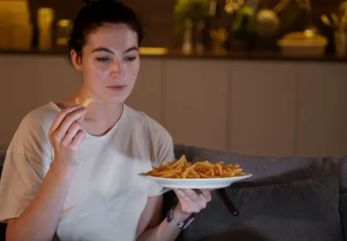 Comer carboidrato à noite engorda? O que a ciência diz sobre o metabolismo noturno