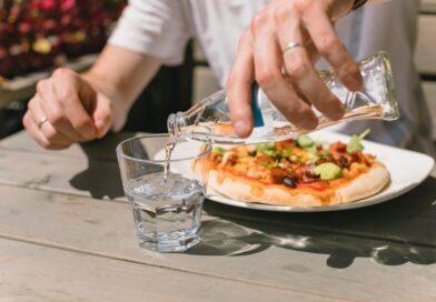 Beber líquidos durante as refeições faz mal? Entenda o que é mito e o que é verdade