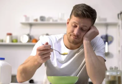 Passa horas sem fome? O alerta de especialista para quem acha que comer pouco é sinal de saúde